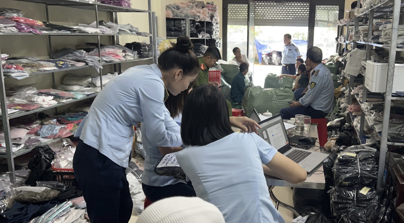 Nam Định: Thu giữ gần 1.300 sản phẩm quần áo trẻ em không rõ nguồn gốc xuất xứ